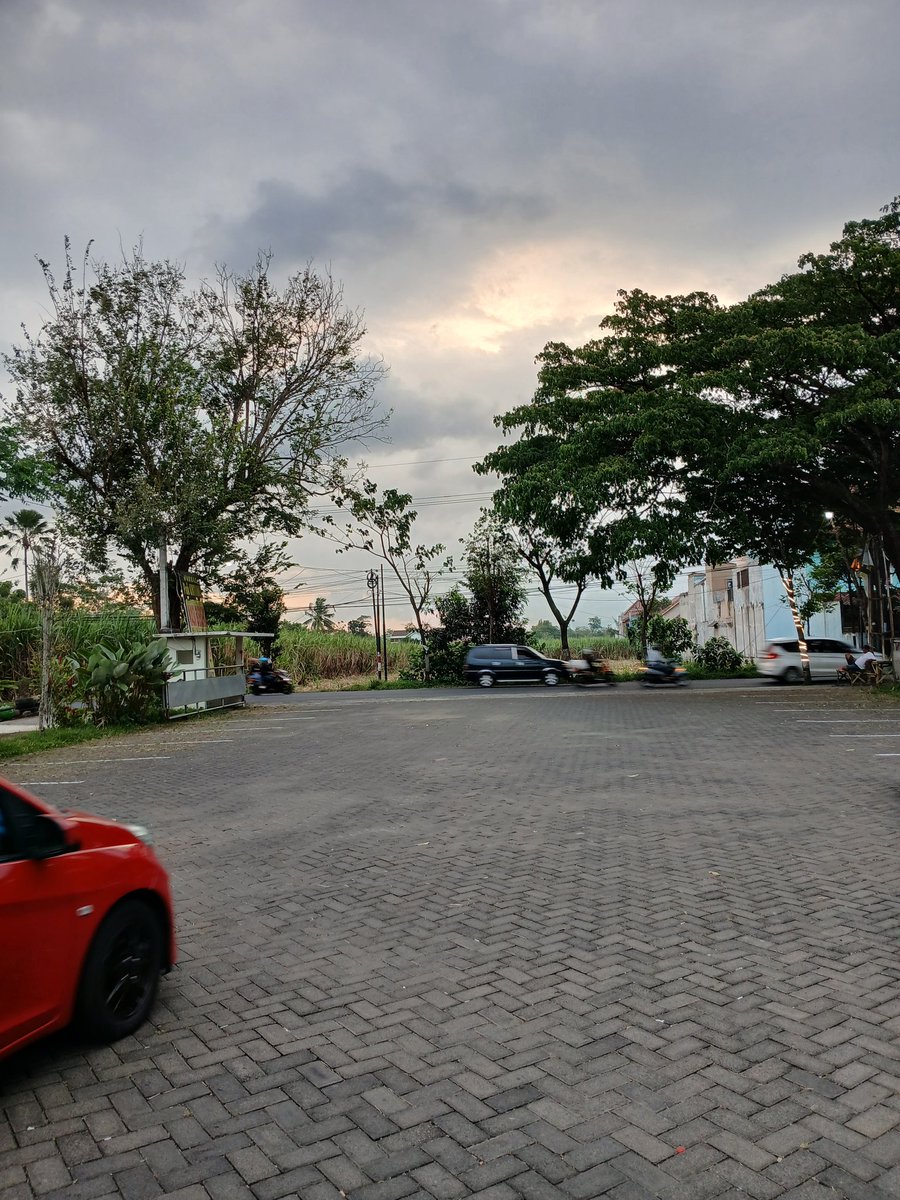 jajan - kerja - main kucing - jalan jalan on repeat 🤟🏻