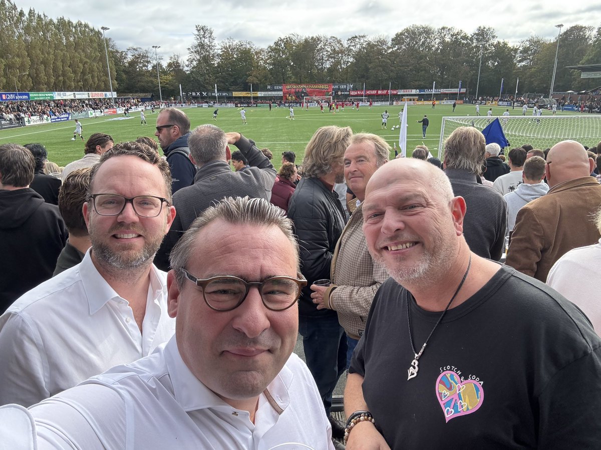 Met partijgenoten <a href="/JanPronk14/">Jan Pronk</a> en <a href="/JelleMeinesz/">Jelle Meinesz💚💛</a> bij de derby #Quick - #HBS. <a href="/HVCVQuick/">HV & CV Quick</a> <a href="/hbscraeyenhout/">HBS Craeyenhout ⚽️🏑🏏</a>