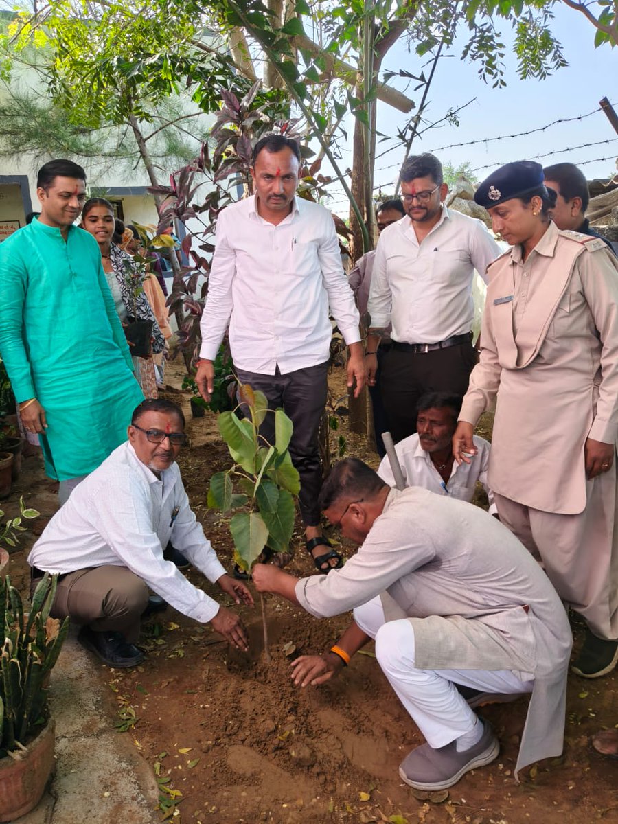 આજરોજ ભિલોડાના મઉ ટાંડા  ગામે મામલતદારશ્રી,તા.વિ.અધિ.શ્રી,સંગઠનના પ્રમુખ,પદાધિકારીઓ,તાલુકાના અધિકારીશ્રી તથા મોટી સંખ્યામાં ગ્રામજનોની ઉપસ્થિતિમાં વિકાસ સપ્તાહ કાર્યક્રમ અને સેવાસેતુ યોજવામાં આવ્યો. <a href="/CMOGuj/">CMO Gujarat</a>