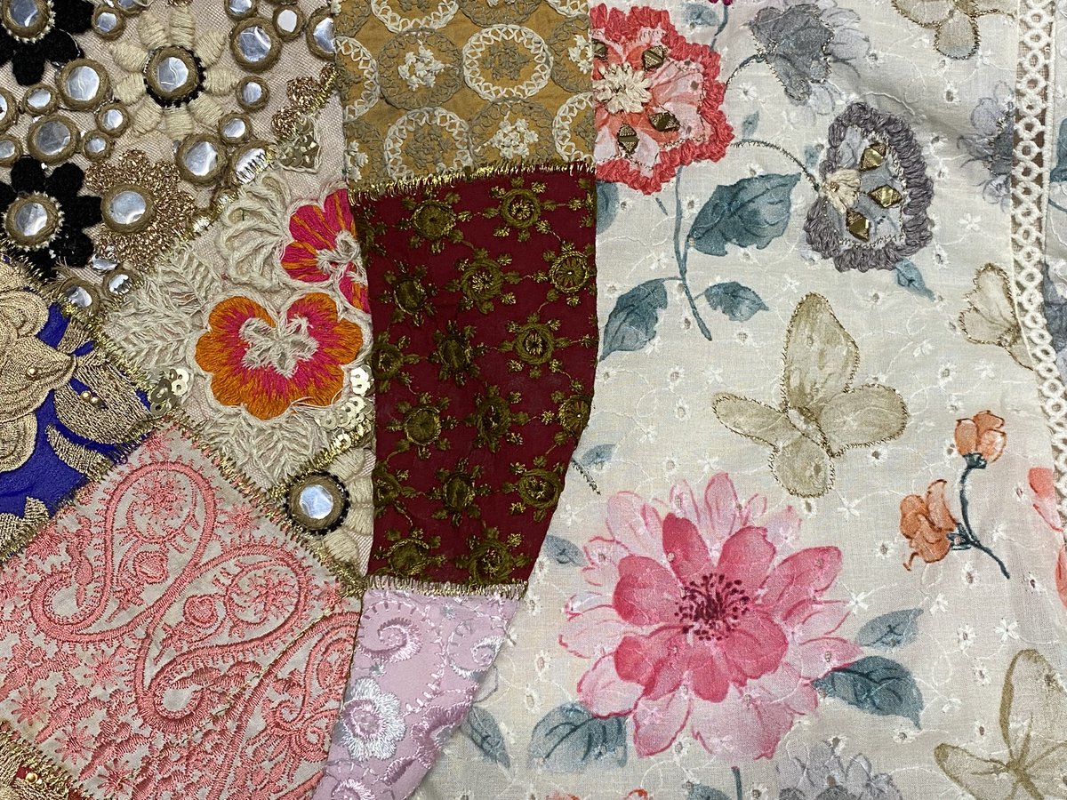 mo_fu_mo_fu_mo's tweet image. 今日も行ってきました、インディアメーラー🇮🇳今日はスーリヤ宝塔寺カリーさんのスーリヤセットに、ご一緒にと勧められたバナナのフリッター🍌美味しい😋
昨日はイマイチ物欲が…とか言ってたのに、気づいたら服とバッグ買ってた🤣かめさん、お付き合い頂きありがとでした！