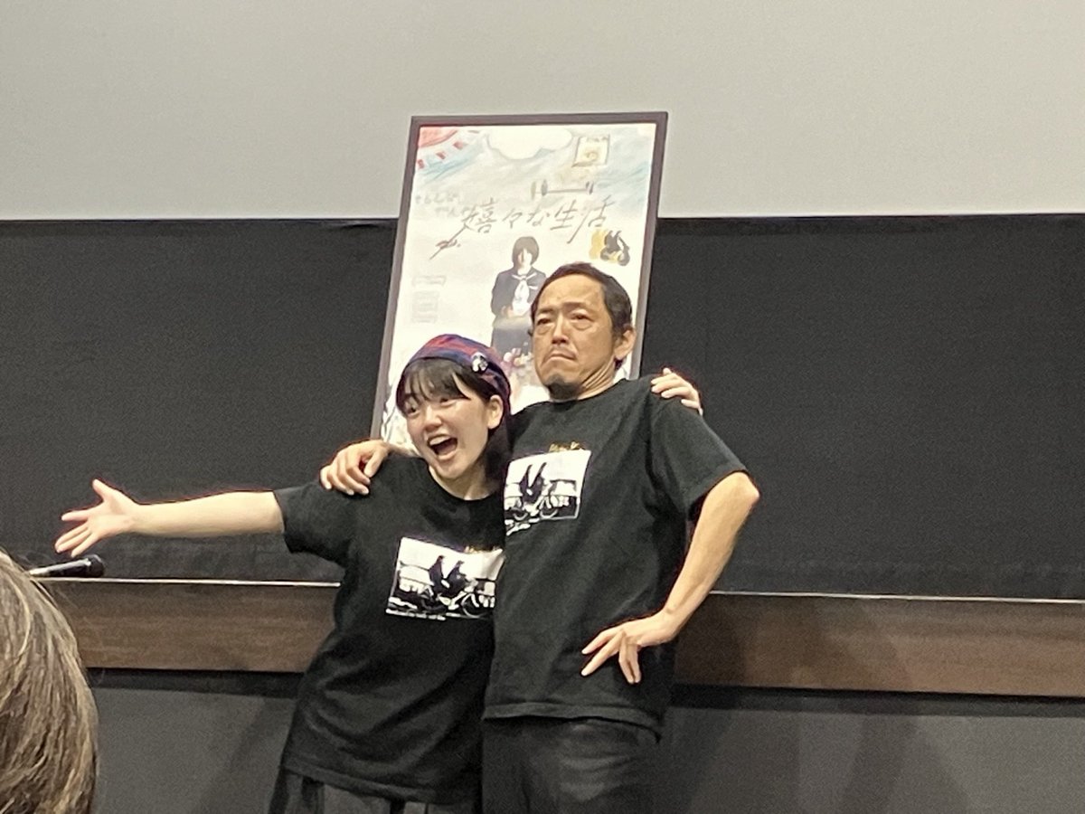onomichieigakan's tweet image. 『嬉々な生活』舞台挨拶2日目沢山のご来場ありがとうございました。本日は川本三吉さん、西口千百合さんにご登壇いただきました。三吉さんの同級生が詰めかけグッズは完売。最後には三吉さんが着ているTシャツまで売れるほどの盛況っぷりでした。明日最終日は三吉さんと谷口監督にご登壇いただきます！