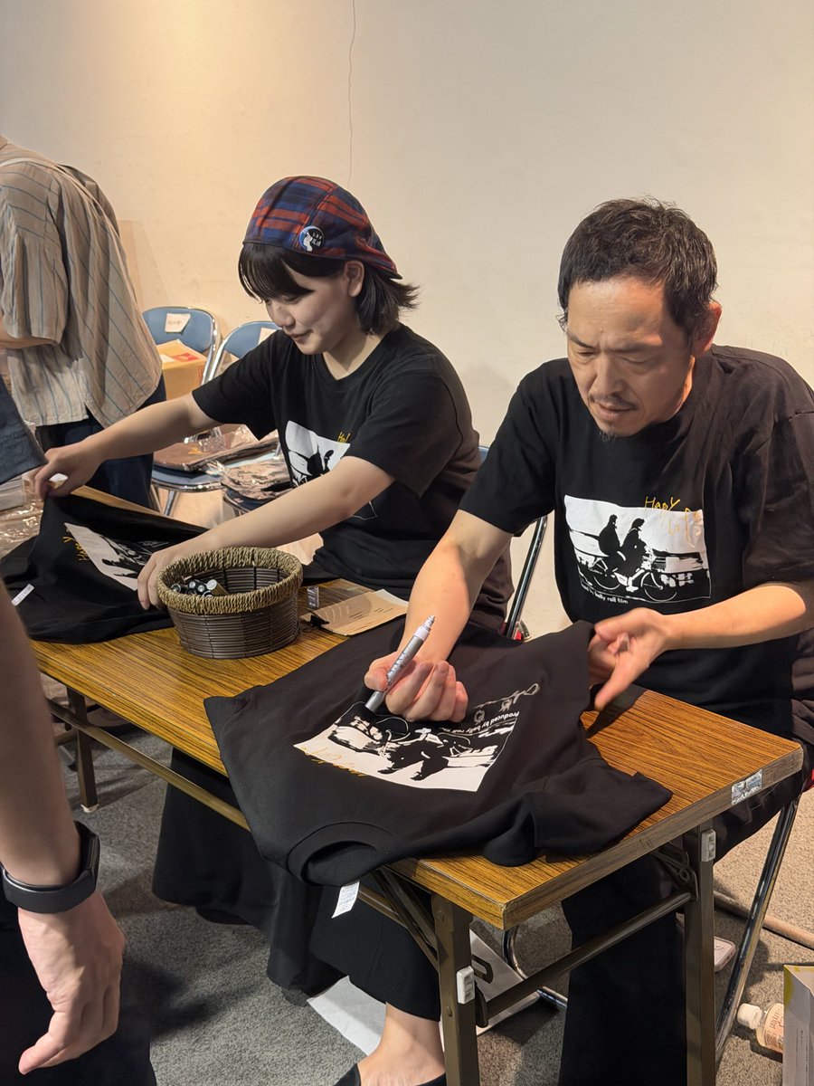 onomichieigakan's tweet image. 『嬉々な生活』舞台挨拶2日目沢山のご来場ありがとうございました。本日は川本三吉さん、西口千百合さんにご登壇いただきました。三吉さんの同級生が詰めかけグッズは完売。最後には三吉さんが着ているTシャツまで売れるほどの盛況っぷりでした。明日最終日は三吉さんと谷口監督にご登壇いただきます！