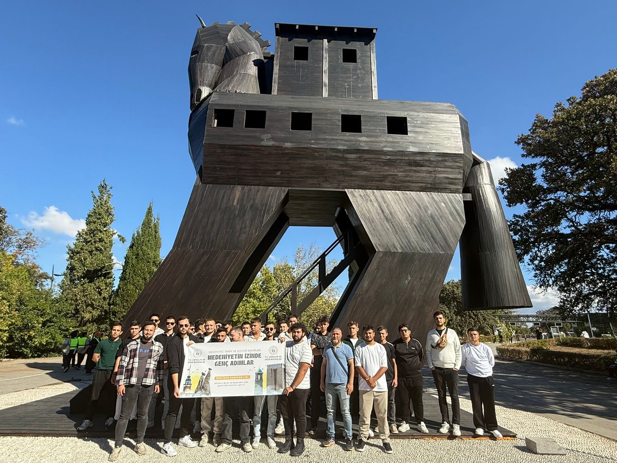 🇹🇷 Medeniyet, Tarih ve Kültür Kampı kapsamında gönüllü gençlerimizle Çanakkale’nin destansı topraklarını adım adım gezdik.
Gençlerimiz, Çanakkale ruhunu yerinde hissederek tarih bilincini pekiştirdiler.

#ÇanakkaleGeçilmez #MedeniyetTarihVeKültürKampı
