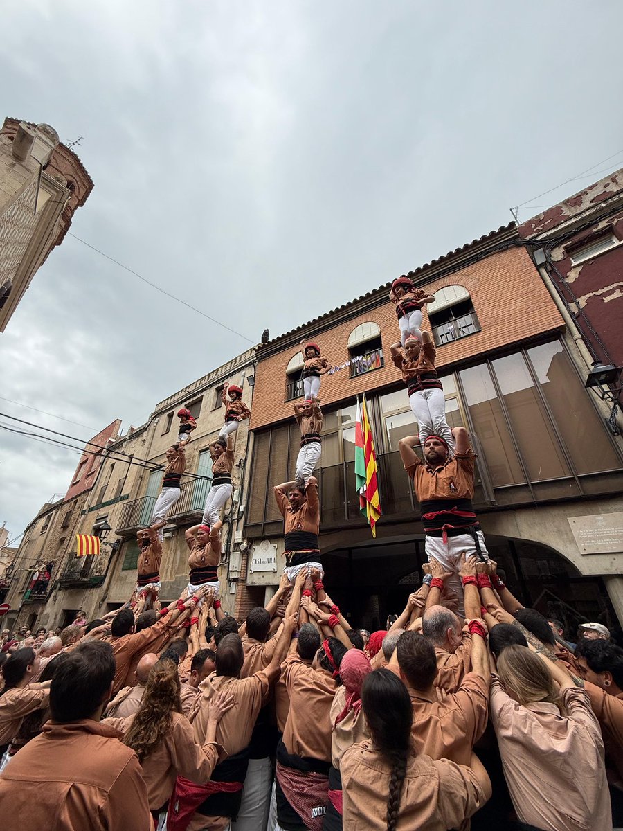 Tanquem la diada amb pd5 i 4pd4!

Moltes gràcies <a href="/AjVilaplana/">Ajuntament Vilaplana</a> per convidar-nos després de tants anys, un plaer tornar a fer-hi castells!

#castells #xiquetsdereus