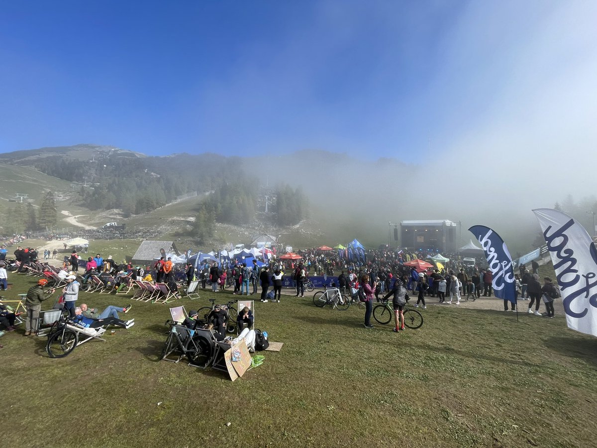 Valovci so s podkastom Tour 202 poskrbeli za res zanimiv pogovor s Pogačarjem (pravi, da je bil lanski SP vendarle najboljša dirka v karieri) priklicali so tudi sonce. Krvavška plaža je zdaj res točno to. #pogichallenge