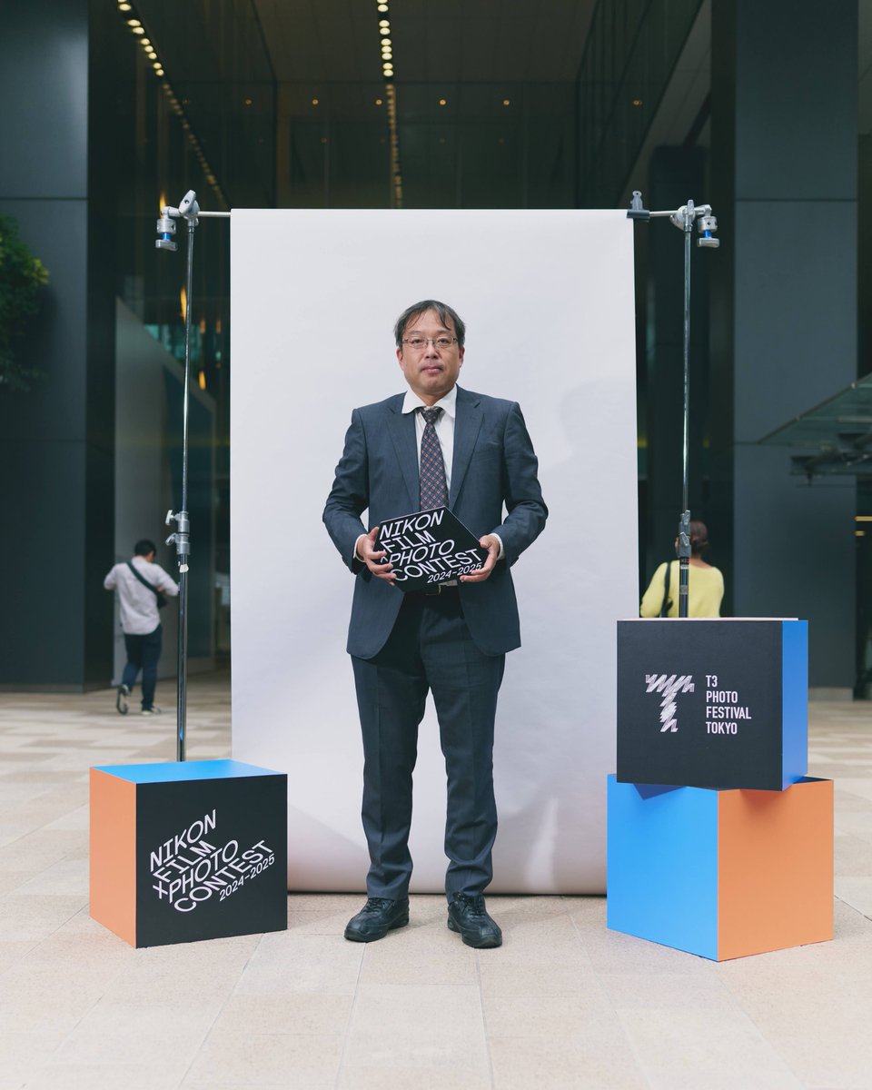 東京駅前でやっているアートフェスティバル「T3 PHOTO FESTIVAL TOKYO」にて無料のフォトブースがあって、撮ってもらいました。

照明は１灯で、Profoto B10X PlusとProfotoのナロービームリフレクターのように見えました。