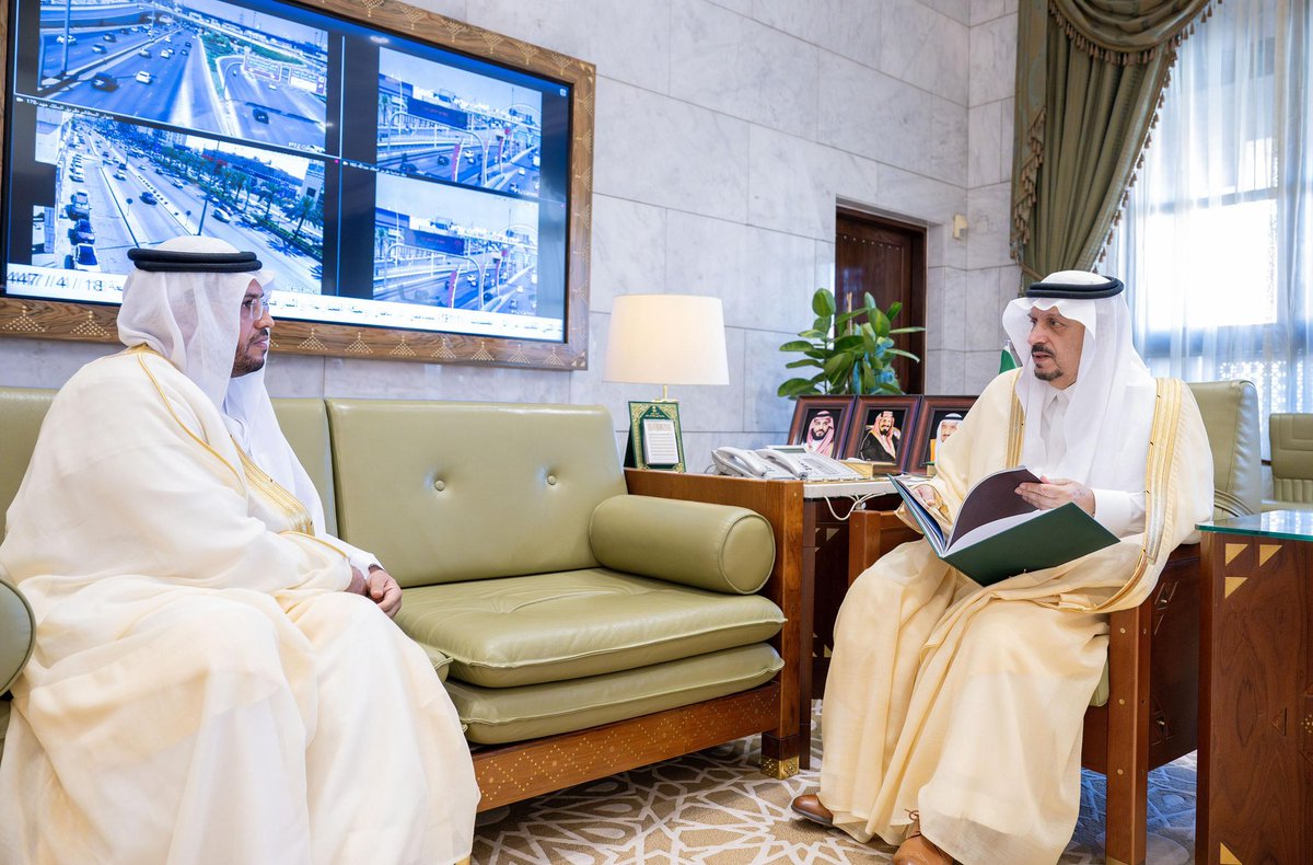 emara_alriyadh's tweet image. سمو أمير منطقة #الرياض يطَّلع على التقرير النهائي لمهرجان الحِرفة السعودي الخليجي بمحافظة الزلفي.
riyadh.gov.sa/#/home/news-de…

#إمارة_منطقة_الرياض