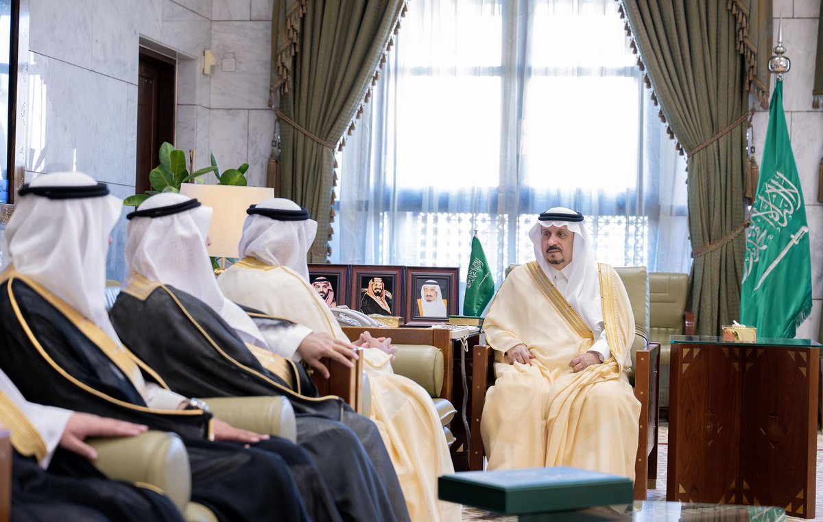 emara_alriyadh's tweet image. سمو أمير منطقة #الرياض يطَّلع على التقرير النهائي لمهرجان الحِرفة السعودي الخليجي بمحافظة الزلفي.
riyadh.gov.sa/#/home/news-de…

#إمارة_منطقة_الرياض