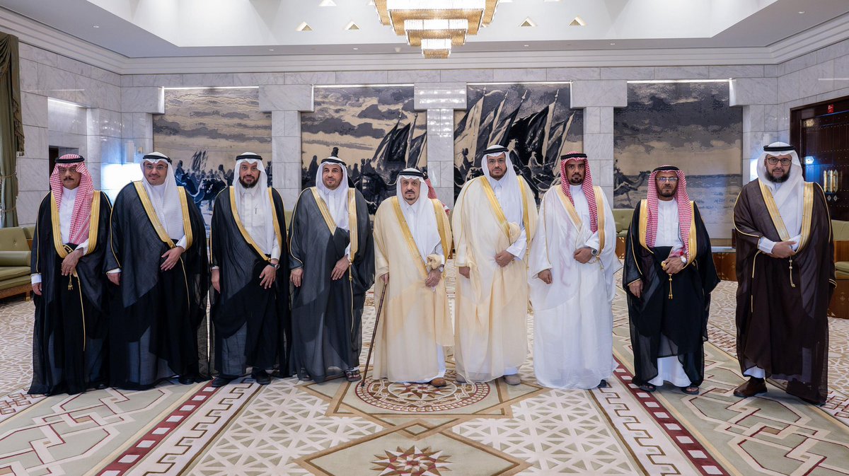 emara_alriyadh's tweet image. سمو أمير منطقة #الرياض يطَّلع على التقرير النهائي لمهرجان الحِرفة السعودي الخليجي بمحافظة الزلفي.
riyadh.gov.sa/#/home/news-de…

#إمارة_منطقة_الرياض