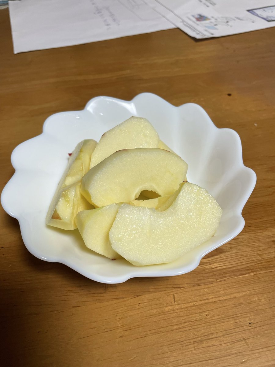 道の駅八千穂高原で買ったりんご🍎
を食べてみる。😋🍎