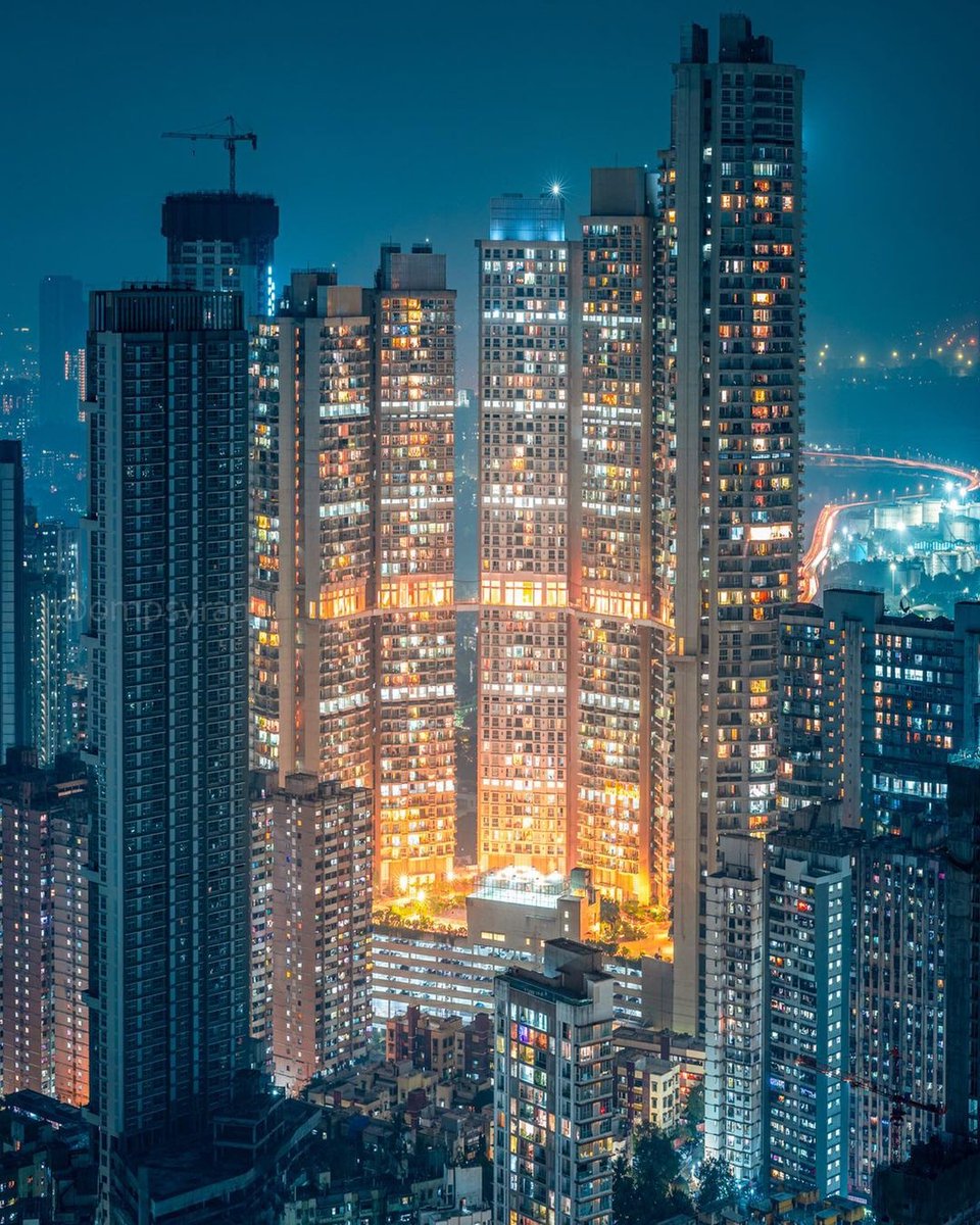 Gemsof_Bharat's tweet image. Mumbai’s skyline looks straight out of a Nolan movie, dark, dreamy, and dramatic. 🎬🌃