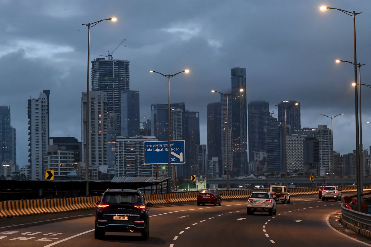 Gemsof_Bharat's tweet image. Mumbai’s skyline looks straight out of a Nolan movie, dark, dreamy, and dramatic. 🎬🌃