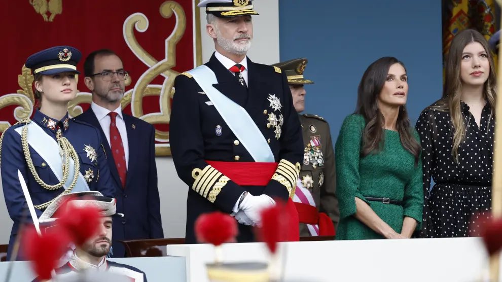 - Disimulad… pero me han dicho que Abascal se ha infiltrado en el desfile y que probablemente venga de cabra de la legión.

- Ah!!!. Pues entonces le hace falta poco disfraz, porque los cuernos y la barba los trae de serie.

- Eso mismo pienso yo.

#12DeOctubre
#FiestaNacional