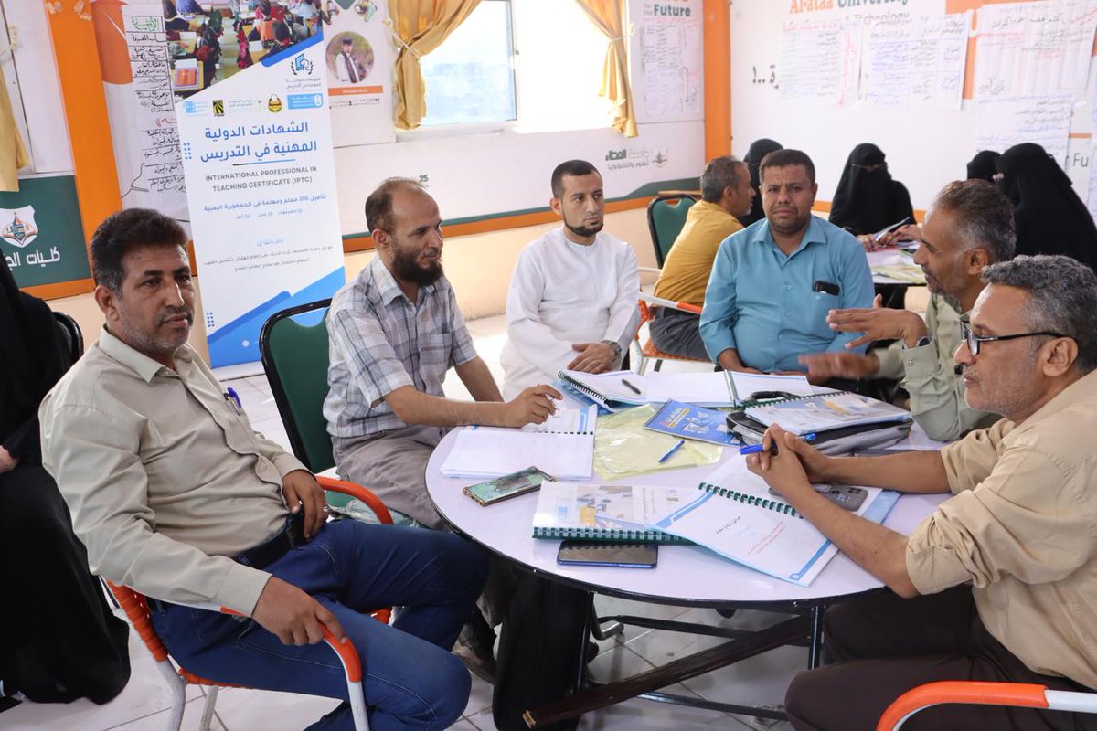 SaudiDRPY's tweet image. انطلاق البرنامج التدريبي لـ 70 معلمًا ومعلمة في تعز ضمن مشروع الشهادات الدولية المهنية في التدريس (IPTC)، بشراكة بين #البرنامج_السعودي_لتنمية_وإعمار_اليمن وجامعة الملك سعود ومجموعة هائل سعيد أنعم، ويستمر 6 أشهر لتعزيز كفاءة المعلمين وتطوير التعليم. #تعز #التعليم_في_اليمن