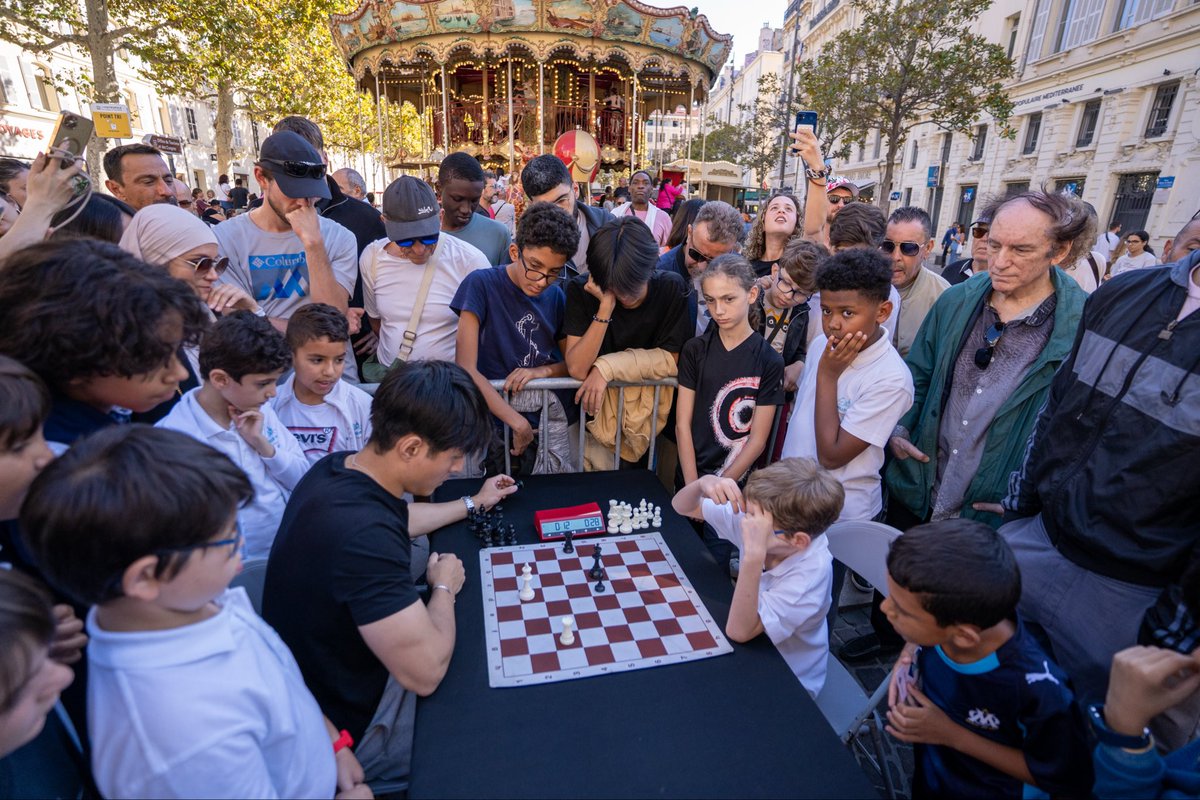 Quel plaisir de voir les échecs s’inviter sur la Canebière à Marseille pour un événement grand public ! ♟️

Hier, j’ai été invité par la Ville de Marseille pour animer « Échecs en fête ! », une journée dédiée à la découverte des échecs pour les Marseillais.

Un stand immense au