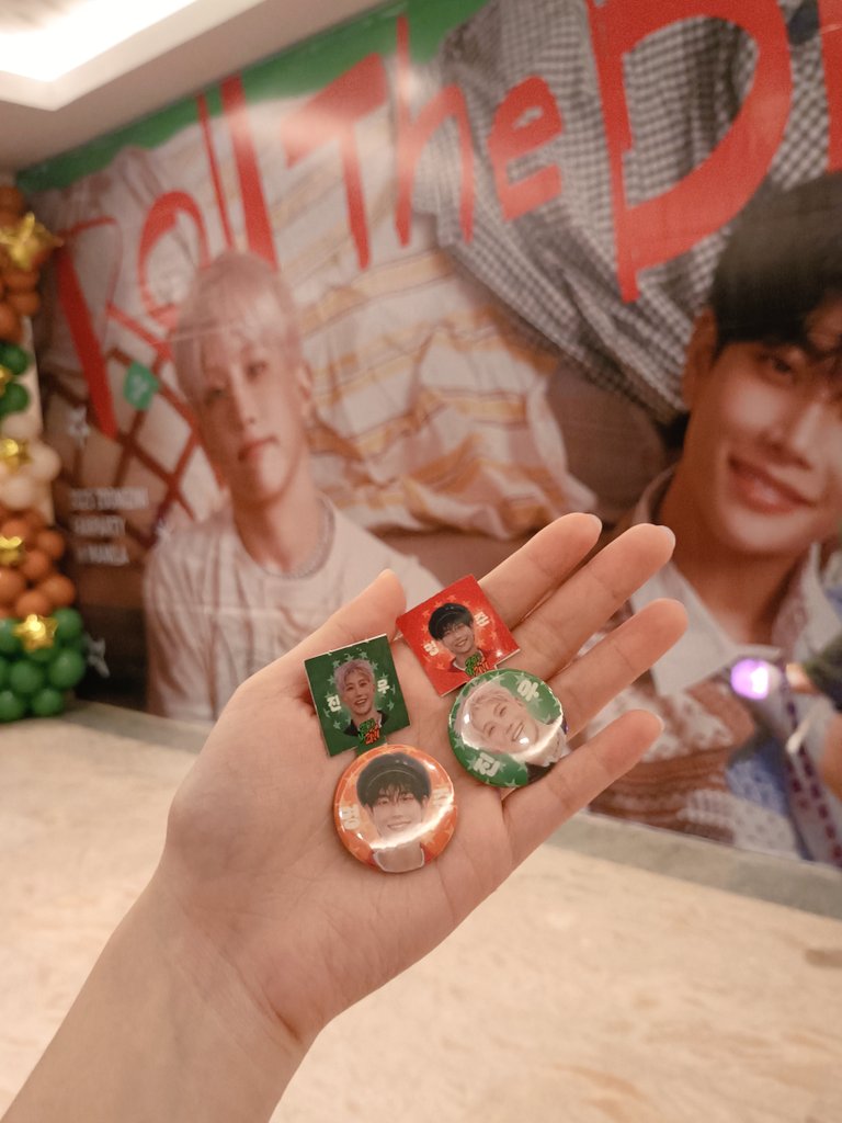 thank you for the SUPER FUN FANPARTY, ZOONIZINI~ 🧡💚

so nice to have met a lot of arohas, to those who approached &amp; even exchanged some freebies here and there, tysm! until the next astro concert! 

#MJ #JINJIN #ZOONIZINI #DICE
#RollTheDiceinManila #ASTRO #AROHA
