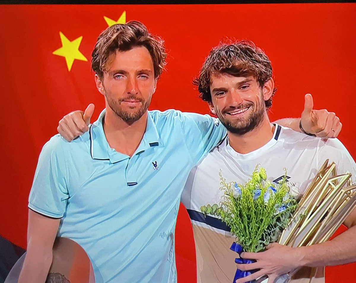 Finale del masters 1000 di #Shangai fra due cugini semi sconosciuti. Con la benedizione di Roger in tribuna. Finalmente il #tennis torna a emozionare, dopo mesi di noia.