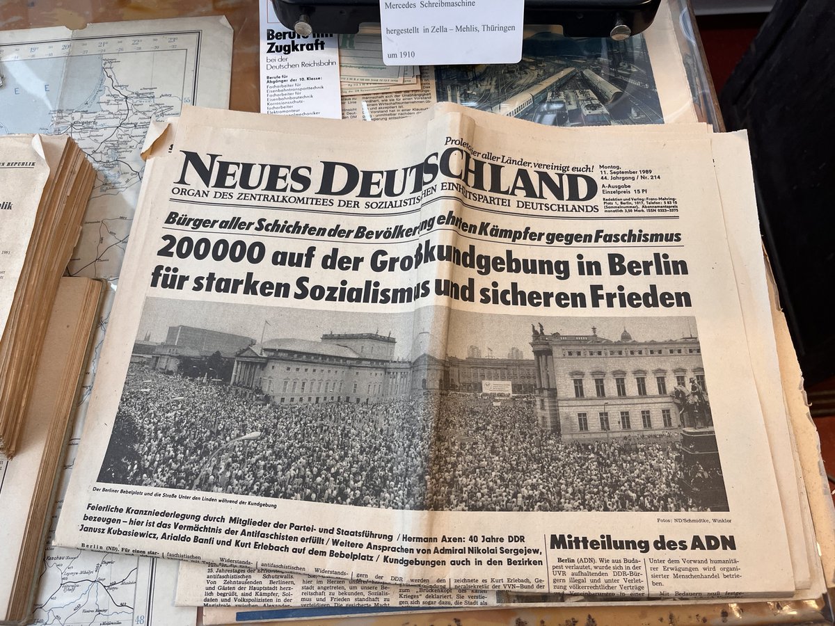 Schreibtisch Bf Zinnowitz zu DDR-Zeiten.

Das Organ fand zum Glück kein mehrheitliches Gehör. Der "organisierte Menschenhandel" (Text unten rechts) führte 13 Monate nach dieser Ausgabe zur Deutschen Einheit.

Nachfahren derer verführen heute auf TikTok&amp;in abendlichen Talkshows.