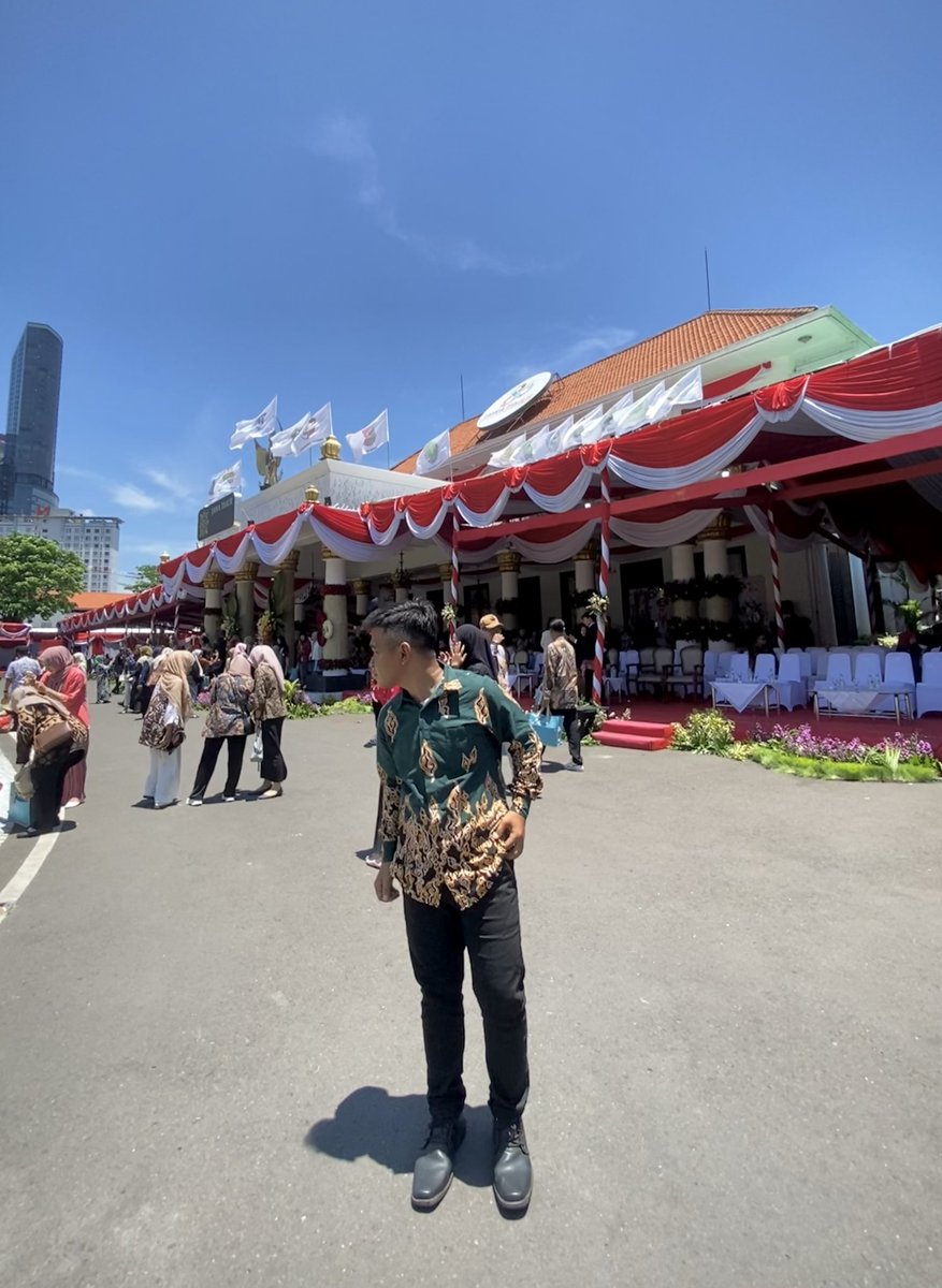 Sadboyy12312's tweet image. Ada yang melihat keberadaan saya tadi? 
Wkwk😂😂

#upacara #harijadijatim80
#grahadi #surabaya #fyp