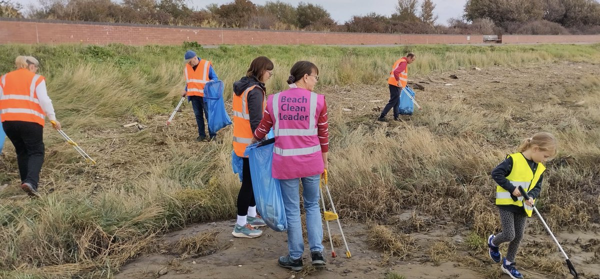 Mayor joins over 25 volunteers at Burnham-On-Sea beach clean burnham-on-sea.com/news/mayor-joi…