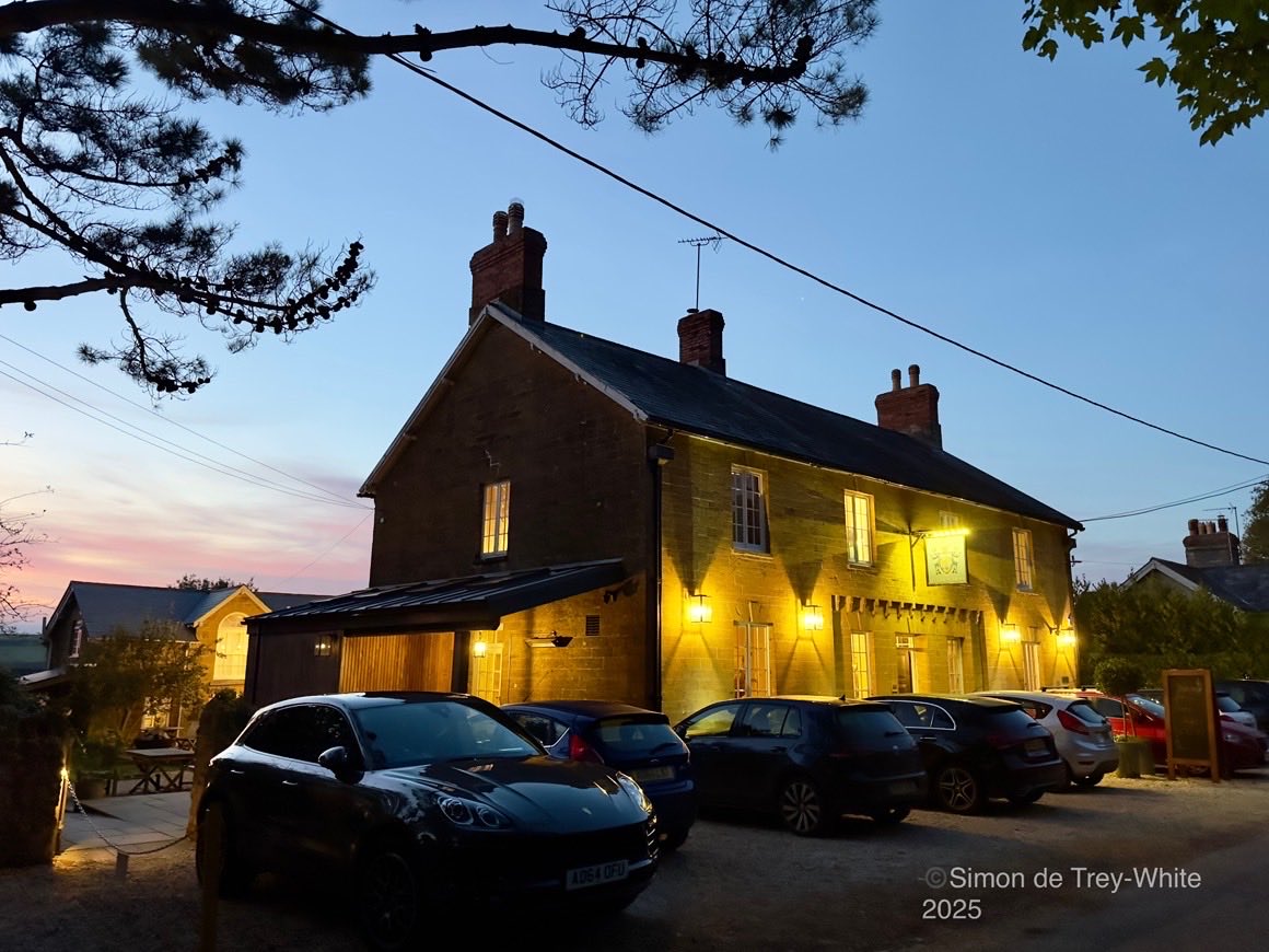 Sdetreywhite's tweet image. The Queen’s Arms, our lovely local pub sitting pretty last night #pubsofinstagram #pubsmatter #countrypub #somerset #somersetpub