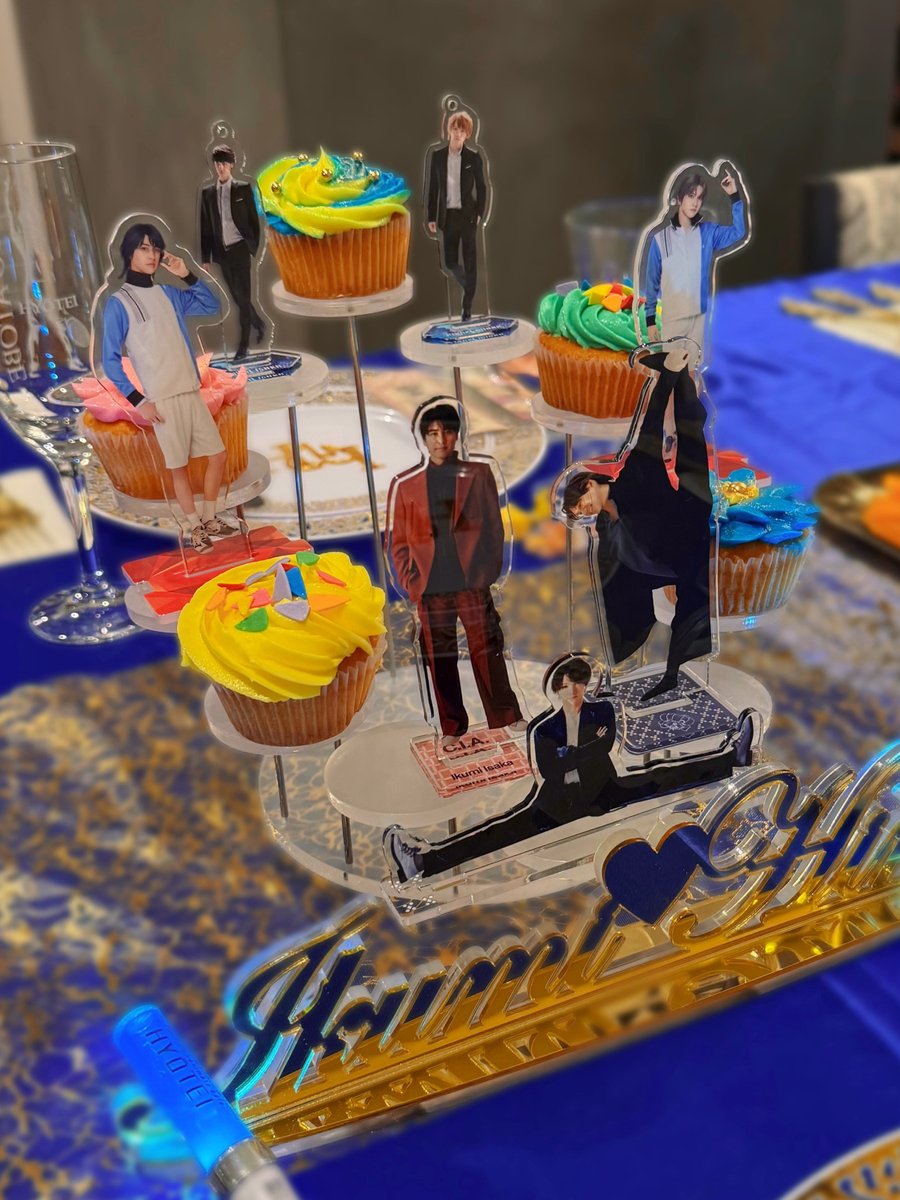 _48re_'s tweet photo. ケーキとっても可愛いので見てください〜🌹🤍🎀お友達が作ってくれたカップケーキもべりべりキュート😭🧁💓 https://t.co/ZavdAurgK5