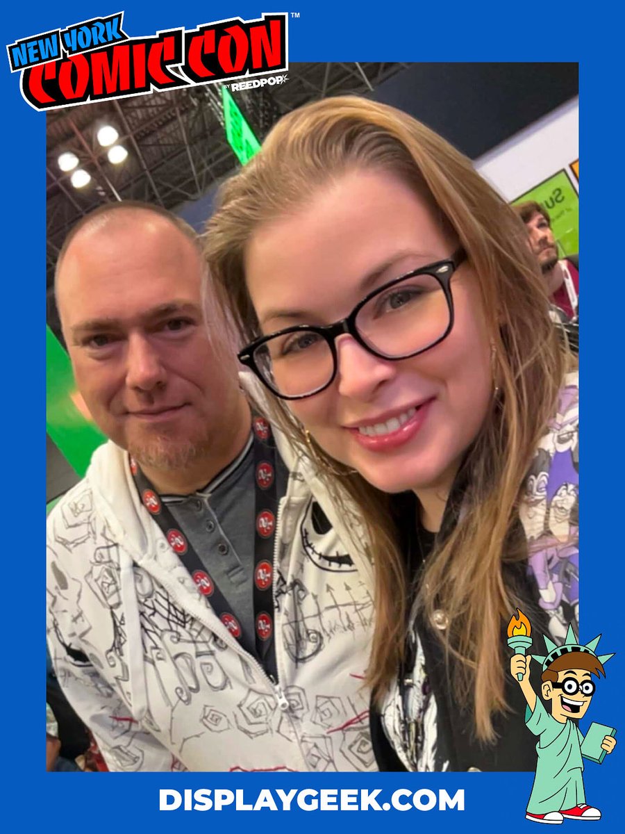 DisplayGeek's tweet image. Spotted at #NYCC 🤓 
Cons are the best place to meet up with friends 🤓
📸 @m.f_jana 
Be sure to tag @displaygeek in your con-selfies, hauls, cosplays, and more to be shared across our socials all con long! 🤳 Have a great #NYCC everyone! 🗽
#DisplayGeek #NewYorkComicCon