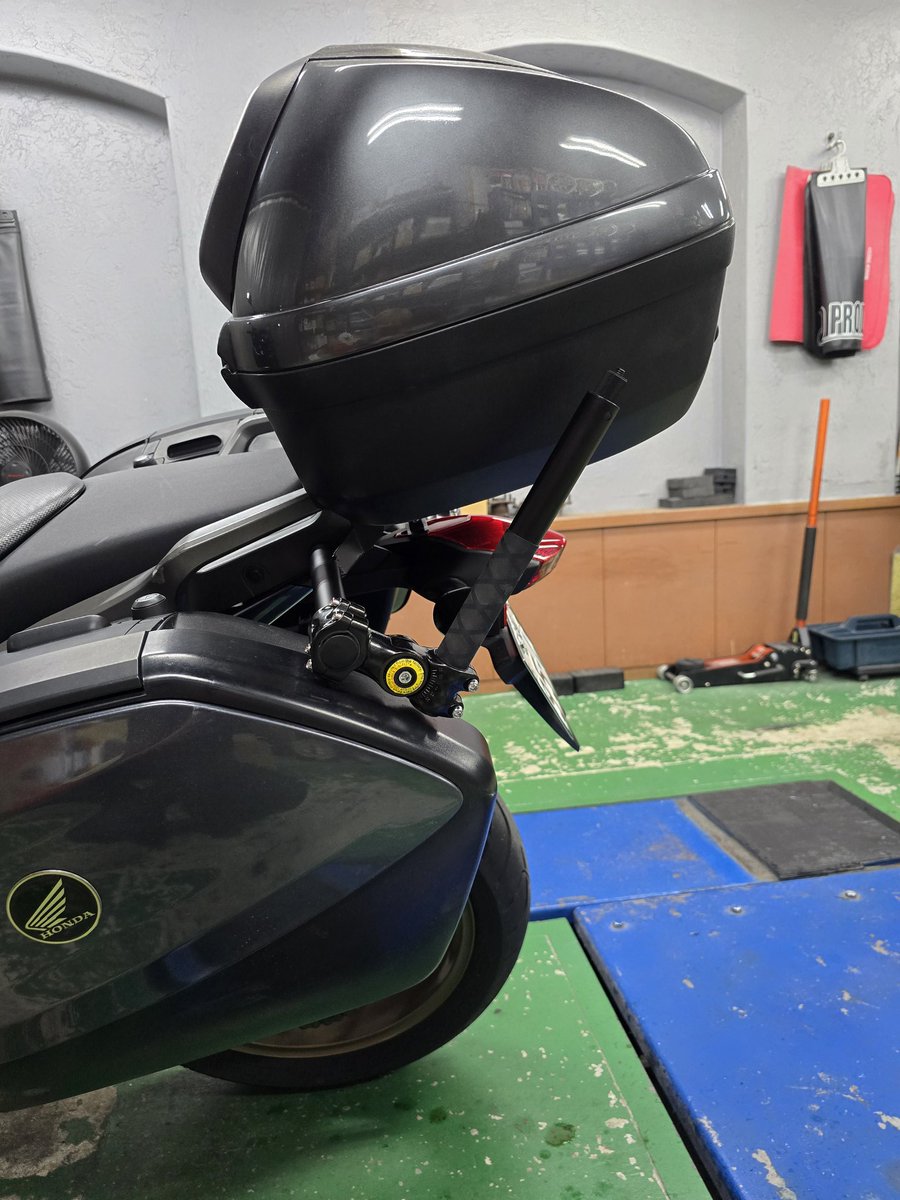 StaffYuya's tweet photo. バイクにInsta360用のステー自作してみた😊🎶
トップケースとパニアが付いてるから外側にかなりオフセット。
強度的には大丈夫なはず😤
多分🫣
#staffyuya #honda #nc750インテグラ #rc71 #Insta360 https://t.co/aBnZ95Xr55