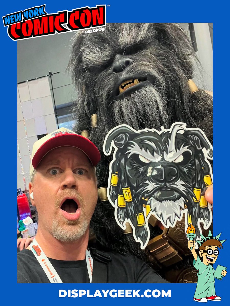 DisplayGeek's tweet image. Spotted at #NYCC 🤓 
We're not sure what's happening, but we're scared 🤣
📸 @tenacioustoys 
Be sure to tag @displaygeek in your con-selfies, hauls, cosplays, and more to be shared across our socials all con long! 🤳 Have a great #NYCC everyone! 🗽
#DisplayGeek #NYCC2025