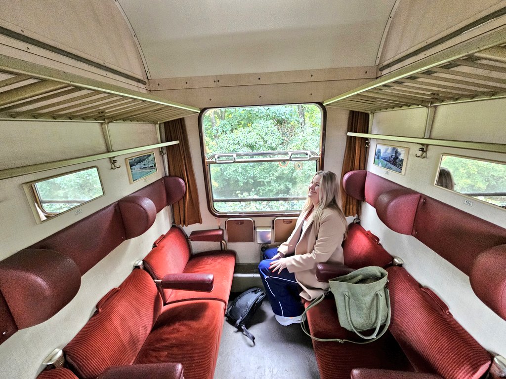Lekker een weekendje samen vrij. Vandaag eens even een bezoekje brengen bij de SSN in Rotterdam Noord. Eerst met een museumbus van Romeo mee naar het stoomdepot en nu een ritje met de stoomtrein mee 🚂