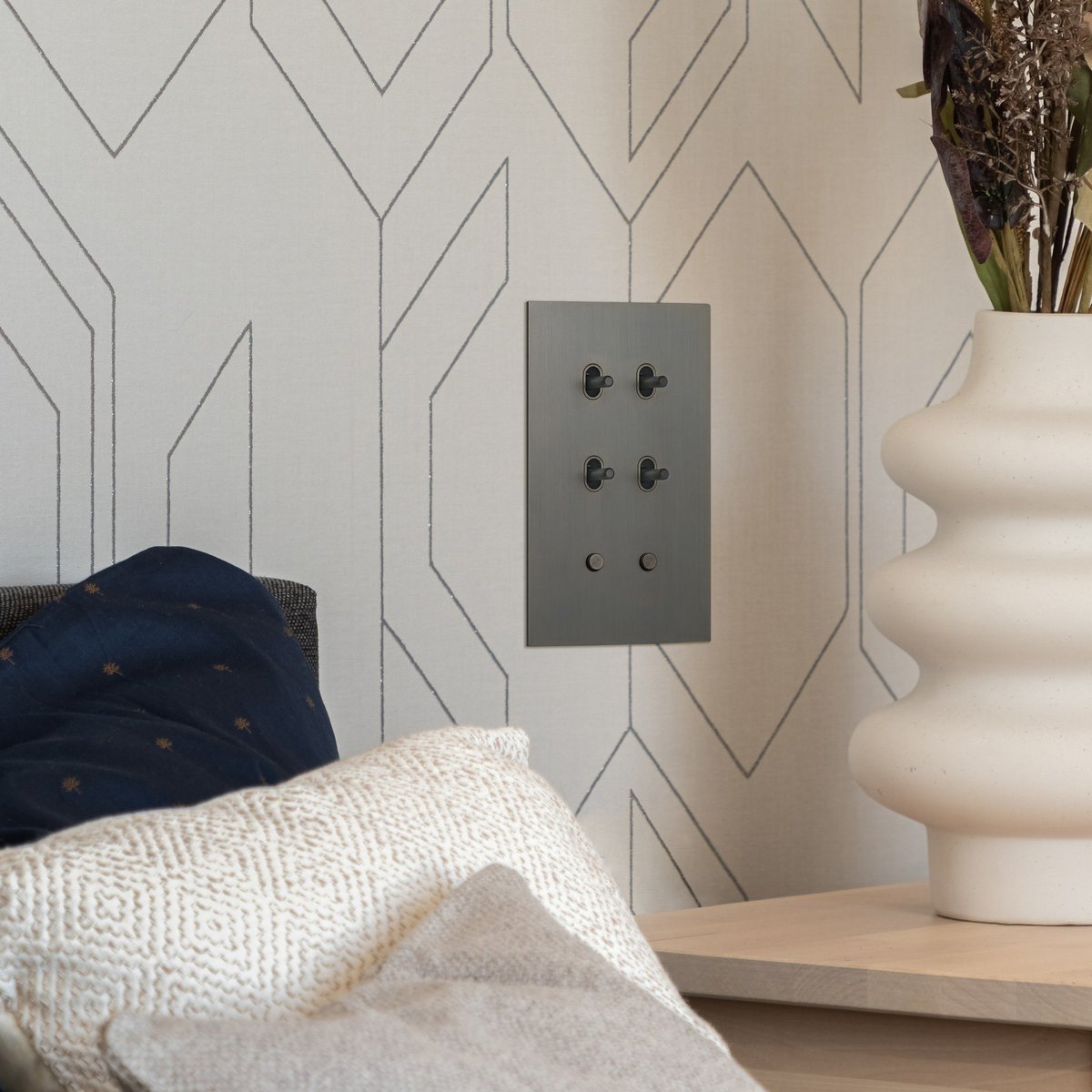 SolutionsA72338's tweet photo. Experience precision, performance, and timeless design with Focus SB. Discover the versatility of our low-voltage smart switches designed for lighting, shading, and full home automation. Explore more on our website: 
https://t.co/EM55eXTLrc https://t.co/3Dg73hOqGD