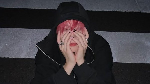 lovelyweno's tweet image. I missed you weno signature pose with painted nails