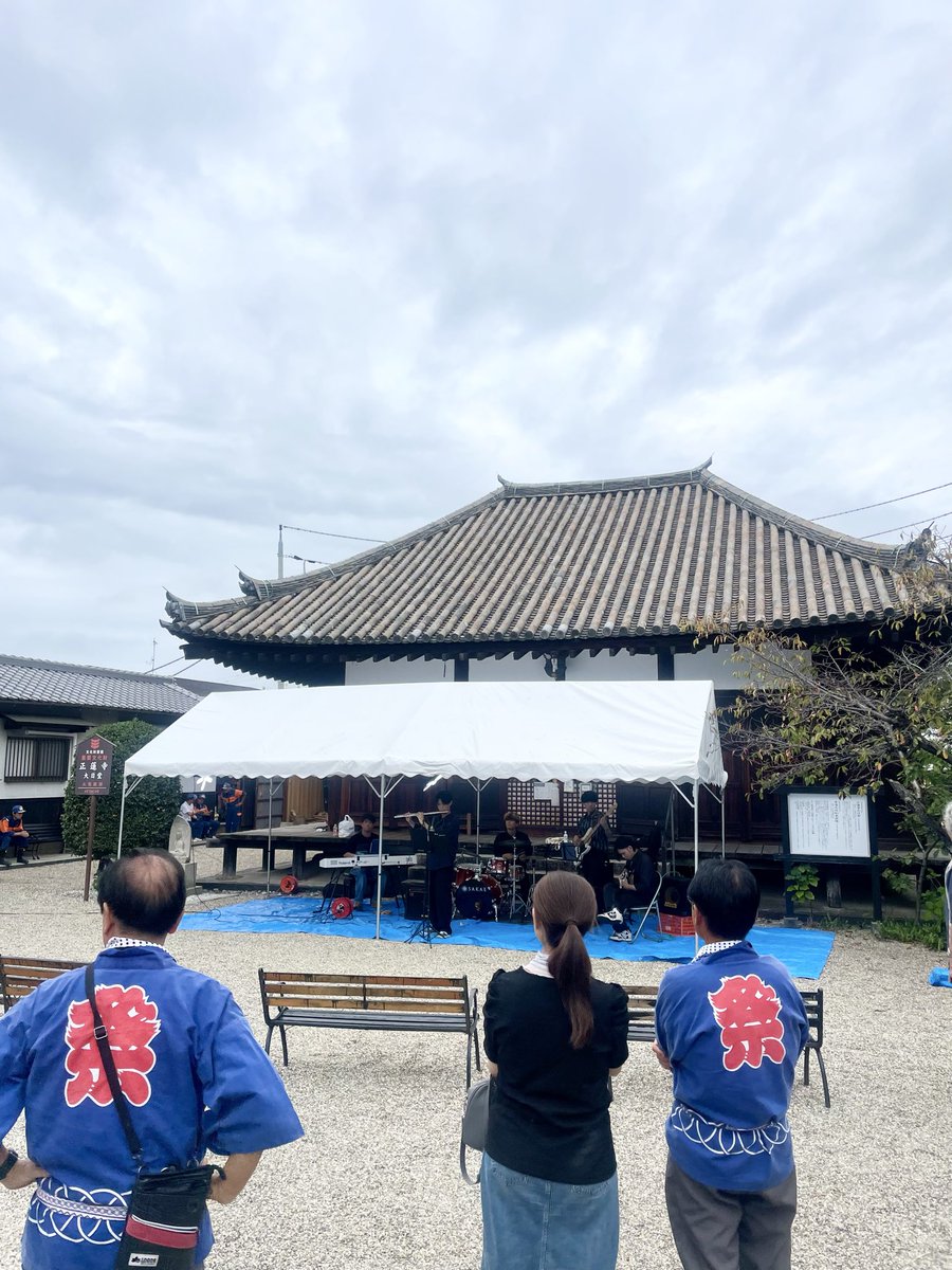 今日は、私の住む今井町のお隣、小綱町にある入鹿神社の秋祭り。
時折り小雨が降る天気でしたが、ジャズの演奏もあって楽しかったです☺️

入鹿神社は、歴史の教科書でもご存知「蘇我入鹿」が祀られている、全国で唯一の神社。
歴史が好きな方にはぜひチェックして頂きたい！
irukashrine.jp/irukashrine/