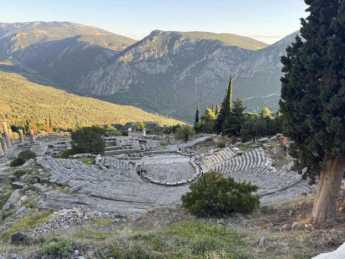 whyforgodssake's tweet image. Thank you @costofglory, @ClassicalSoc, @mitchcastanet (I would tag many more people if I had their names), it was a great week reflecting upon the classics, debating and enjoying the sites of immeasurable ancient greatness with you! I will write about this invigorating experience…