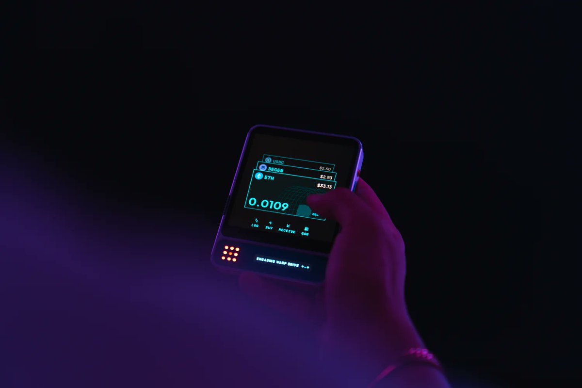 암호화 자산을 표시하는 사이버펑크 인터페이스가 있는 dGEN1 Ethereum Phone을 손에 쥔 모습