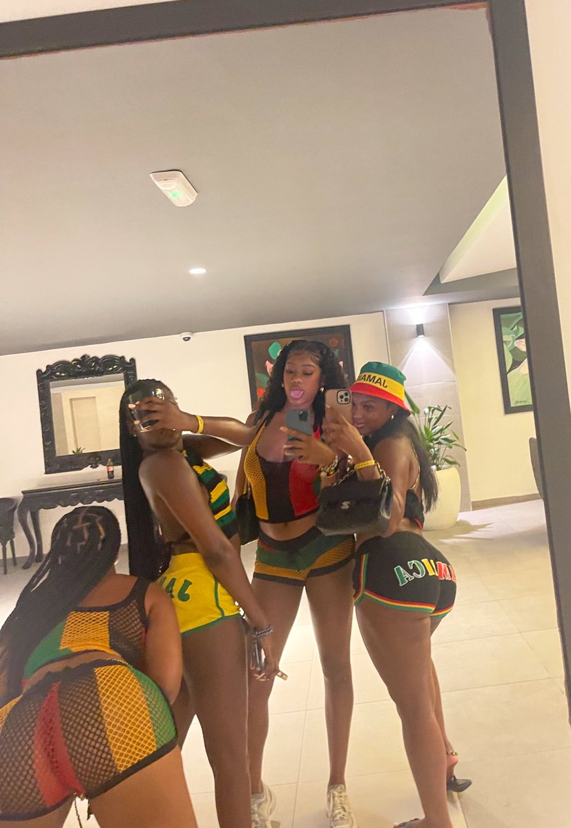 LowkeyEnergy_'s tweet image. Girls trips&amp;gt; baecations