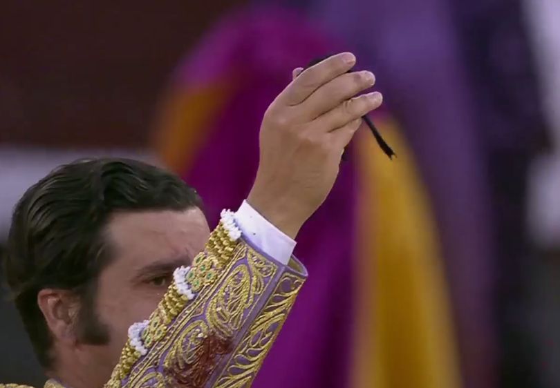 SORPRESIVAMENTE MORANTE DE LA PUEBLA ¡SE CORTA LA COLETA!

en la plaza de Madrid.