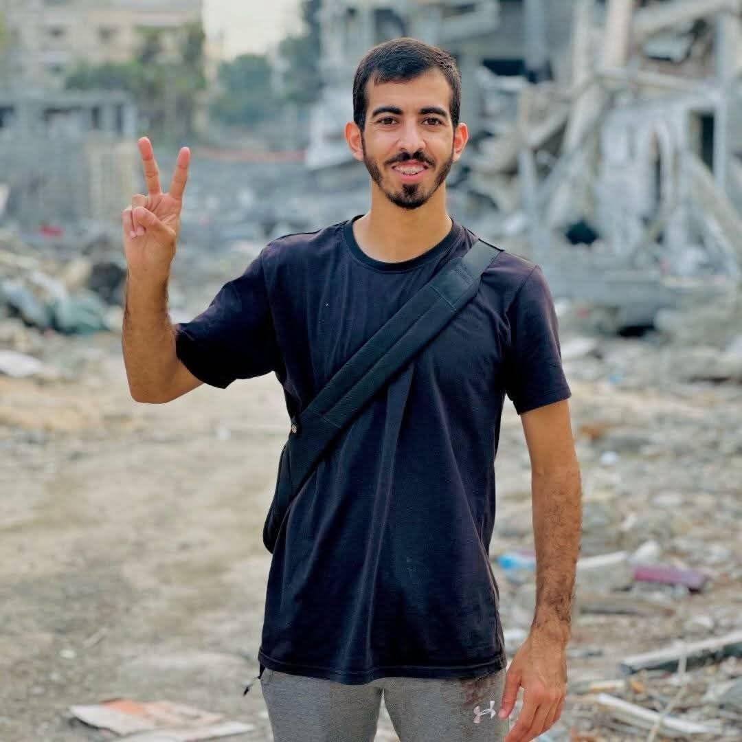 ليس مهما..
بيد الاحتلال أو بيد عملائه
ها هي الشهادة قد نلتها 
وها هي الأمانة قد أديتها
فنم قرير العين والحق بالأحبة
فإنك ماض بإذن ربك إلى جنات خلد