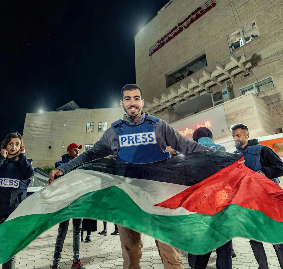 🚨 Gazze’deki İsrail destekli çeteler, savaşın başından bu yana bölgedeki gelişmeleri aktaran gazeteci Salih Aljafarawi’yi öldürdü.