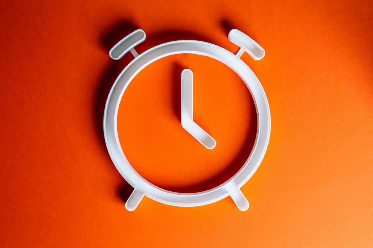 PsyBlog's tweet image. 10 Powerful Psychological Forces That Warp Your Perception Of Time (P) spring.org.uk/2025/10/10-tim…