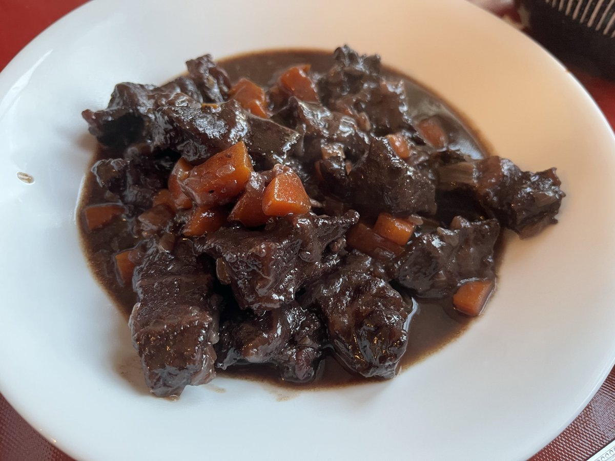 牛頬肉の赤ワイン煮込み
