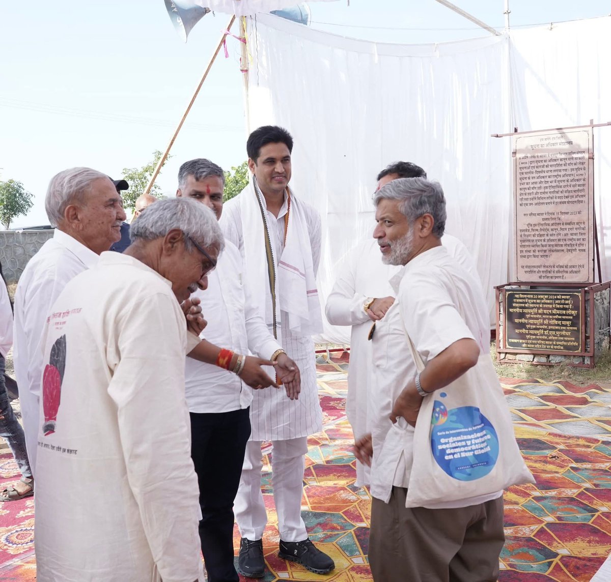 ब्यावर के नरबद खेड़ा में RTI अधिनियम के 20 वर्ष पूरे होने पर आयोजित कार्यक्रम में शामिल होकर देश के कोने-कोने से आए आरटीआई कार्यकर्ताओं से रूबरू हुए।

ब्यावर सूचना के अधिकार क़ानून के साहसिक एवं सामूहिक जन-आंदोलन की जीवंत स्थली रही है। सामाजिक कार्यकर्ता श्रीमति अरुणा राय एवं