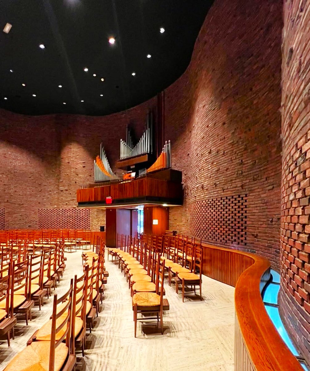 Eero Saarinen:
"La arquitectura es un arte que satisface dos necesidades:
La física organizando el espacio y la espiritual expresando los temores, esperanzas y aspiraciones humanas en la forma".
Capilla del MIT-1955, Cambridge, Massachusetts, USA.
#DomingosDeParroquia