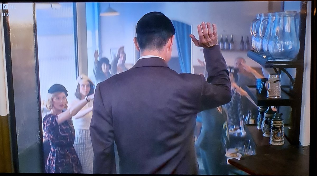 Zouden zijn sympathiserende studentjes (hee, SS) in Nijmegen Hamas Harry ook zo begroeten als hij binnenkomt? 

Niet dat hij volgens mij ook maar één college heeft gegeven de afgelopen twee jaar maar dat is een ander verhaal.