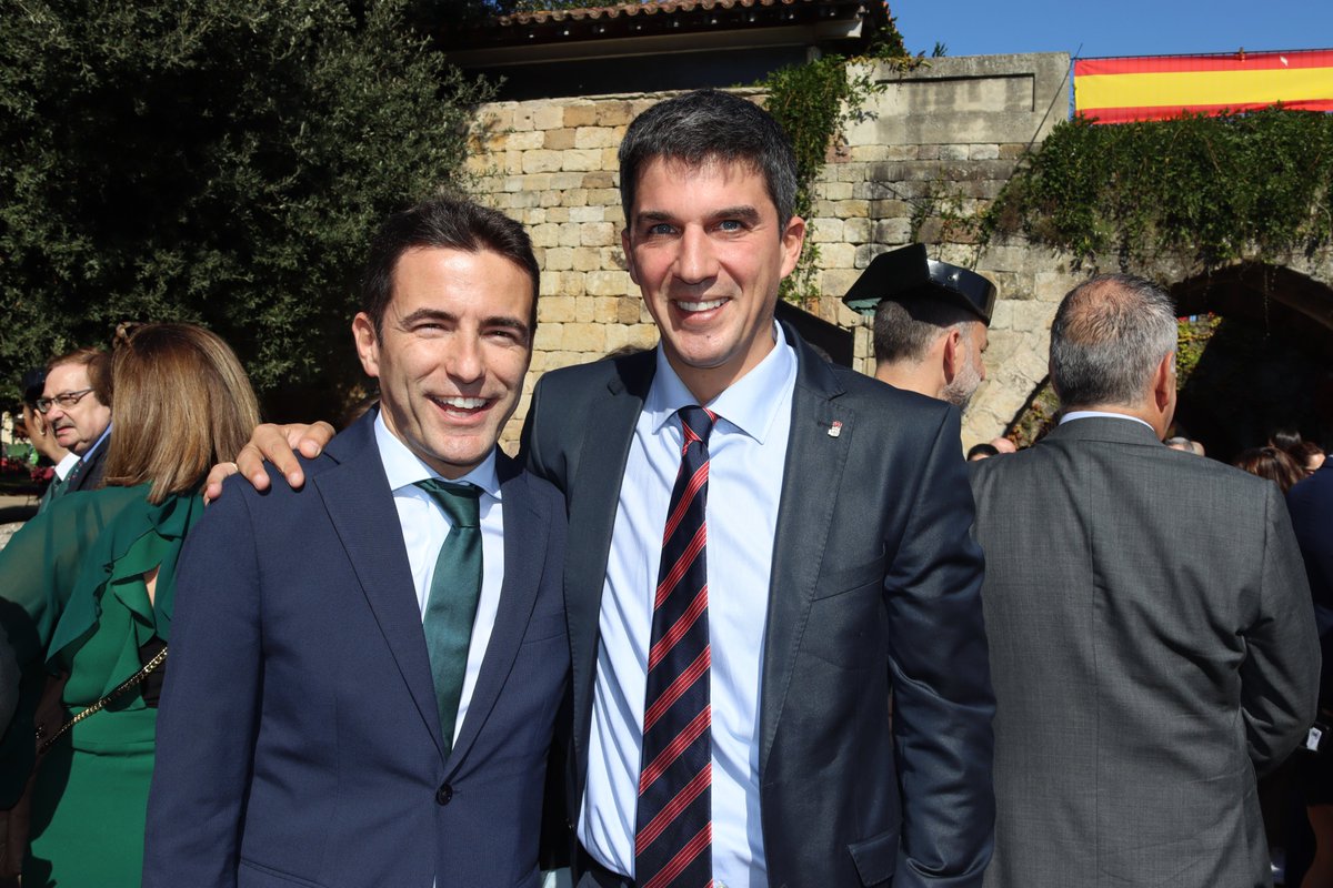 psoesantander's tweet photo. 🇪🇸 En el #DiadelPilar, #FiestaNacionaldeEspaña, acompañamos en Cartes el acto en honor a la @guardiacivil, símbolo de compromiso, entrega y servicio público.
Orgullo y gratitud hacia quienes protegen cada día nuestras calles, pueblos y hogares.
#12deOctubre #DíaDeLaGuardiaCivil https://t.co/RUWZKh13tS