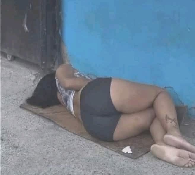 Olorunloju_ramz's tweet image. Everyone please beware of this girI who pretends to be homeIess around Zuba area mostly around the overhead bridge.
She will tell you a sad story about her life, don't fall for it. If you take her home because of her big nyash and big bre@st you will wake up to find everything in