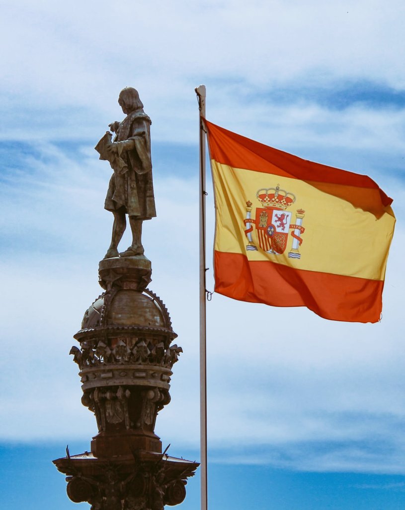 "Sólo es posible avanzar cuando se mira lejos". 
José Ortega y Gasset.