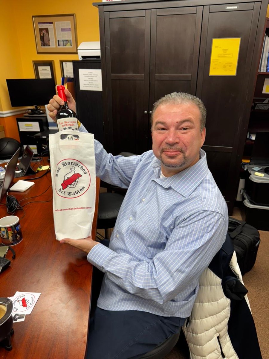 Desde la cárcel de Rawson envié a Nueva York una carta de agradecimiento y unos presentes para la Fundación Deskovic. El abogado y activista por la Justicia Dr. Jeffrey Deskovic (ya lo hice de River, jajaja), el distinguido Dr. Fabiàn Camaño y la destacada experta Deah Quinlivan