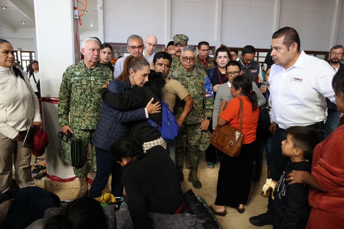 Juan Becerra Acosta (@juanbaaq) on Twitter photo *Presidenta Claudia Sheinbaum <a href="/Claudiashein/">Claudia Sheinbaum Pardo</a> visita a damnificados por las lluvias en Huauchinango, Puebla
Recorrió un albergue para dar atención cercana a familias afectadas por, sostuvo un encuentro con los damnificados a quienes se les entregó de despensas, ropa y cobertores *Presidenta Claudia Sheinbaum <a href="/Claudiashein/">Claudia Sheinbaum Pardo</a> visita a damnificados por las lluvias en Huauchinango, Puebla
Recorrió un albergue para dar atención cercana a familias afectadas por, sostuvo un encuentro con los damnificados a quienes se les entregó de despensas, ropa y cobertores