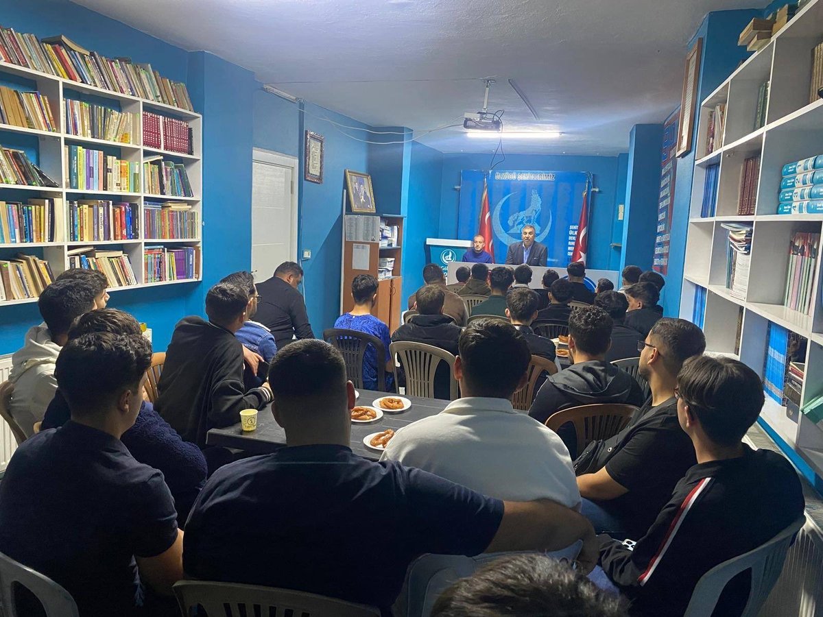 Ülkü Ocakları Güz Dönemi Haftalık Seminerlerimiz Türkiye'nin dört bir yanında yoğun katılımlarla devam ediyor. Bu hafta gerçekleştirilmiş olan seminerlerimizin konu başlıkları:

- Yusuf Akçura ve Üç Tarz-ı Siyaset: Bir Kimlik Arayışı
- Türk Milliyetçiliğinde Tarih Şuurunun Önemi